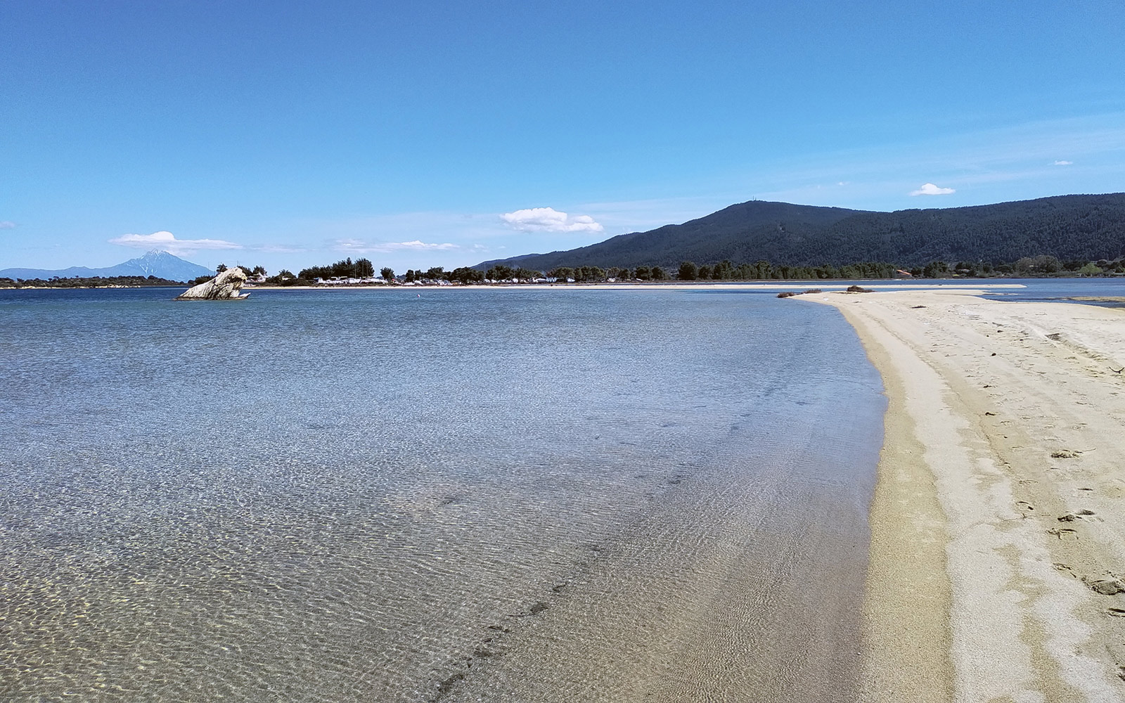 Shallow turquoise sea and sandy shoreline near Bloomora.