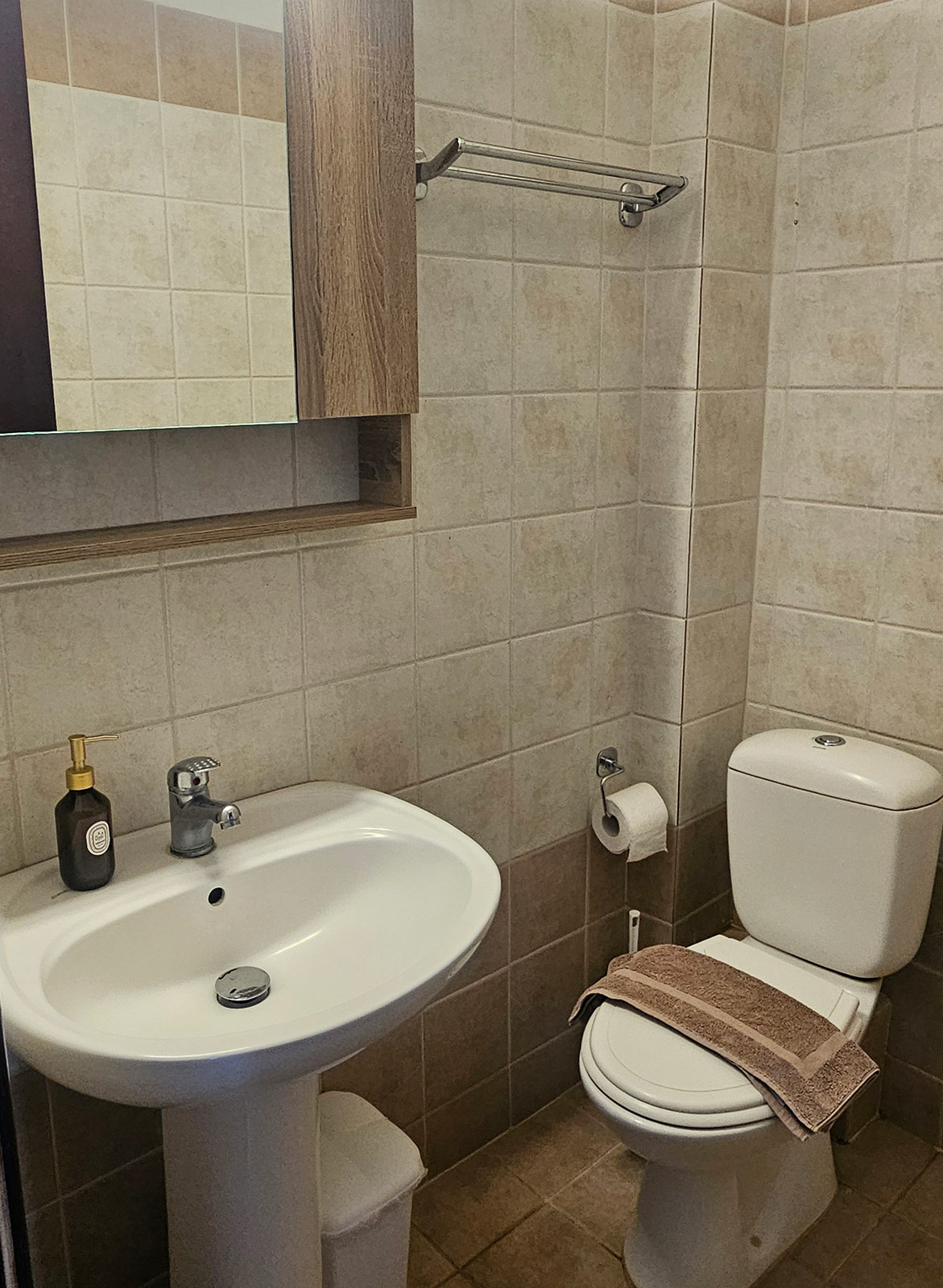 Bathroom with sink, toilet and tiled walls in Classic Studio No23.