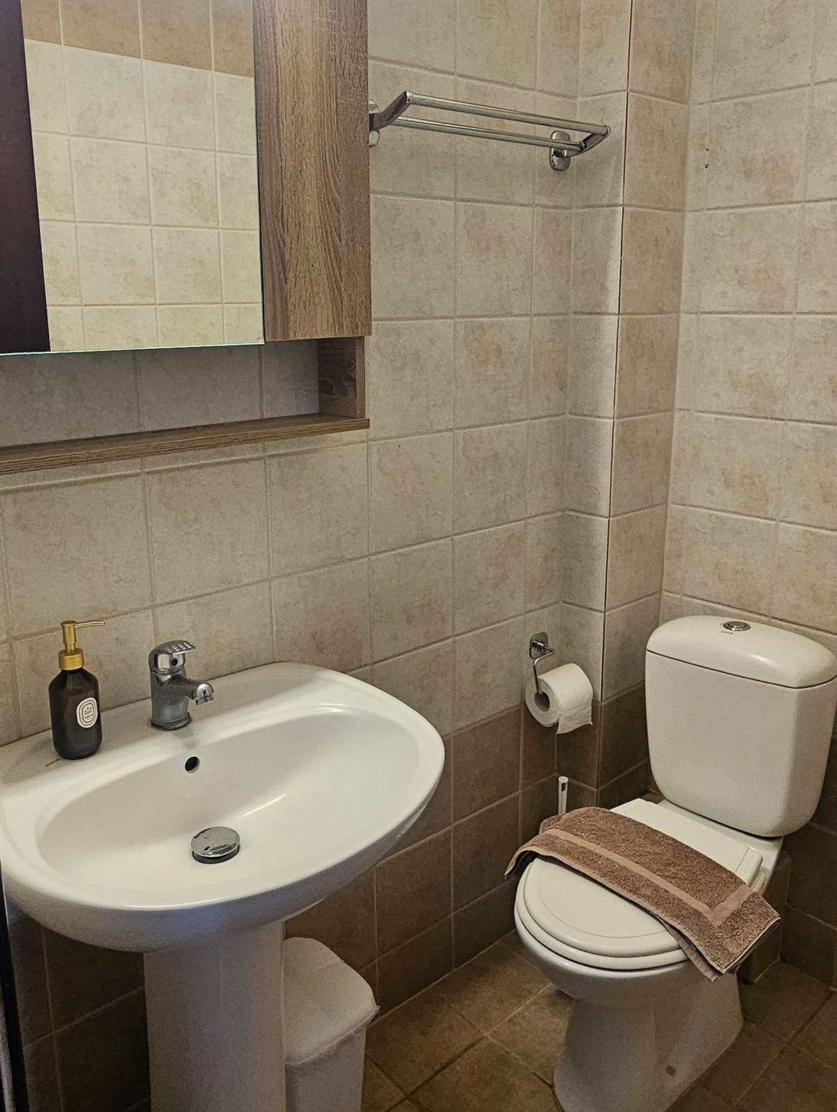 Bathroom with sink, toilet and shower area in Classic Studio No33.