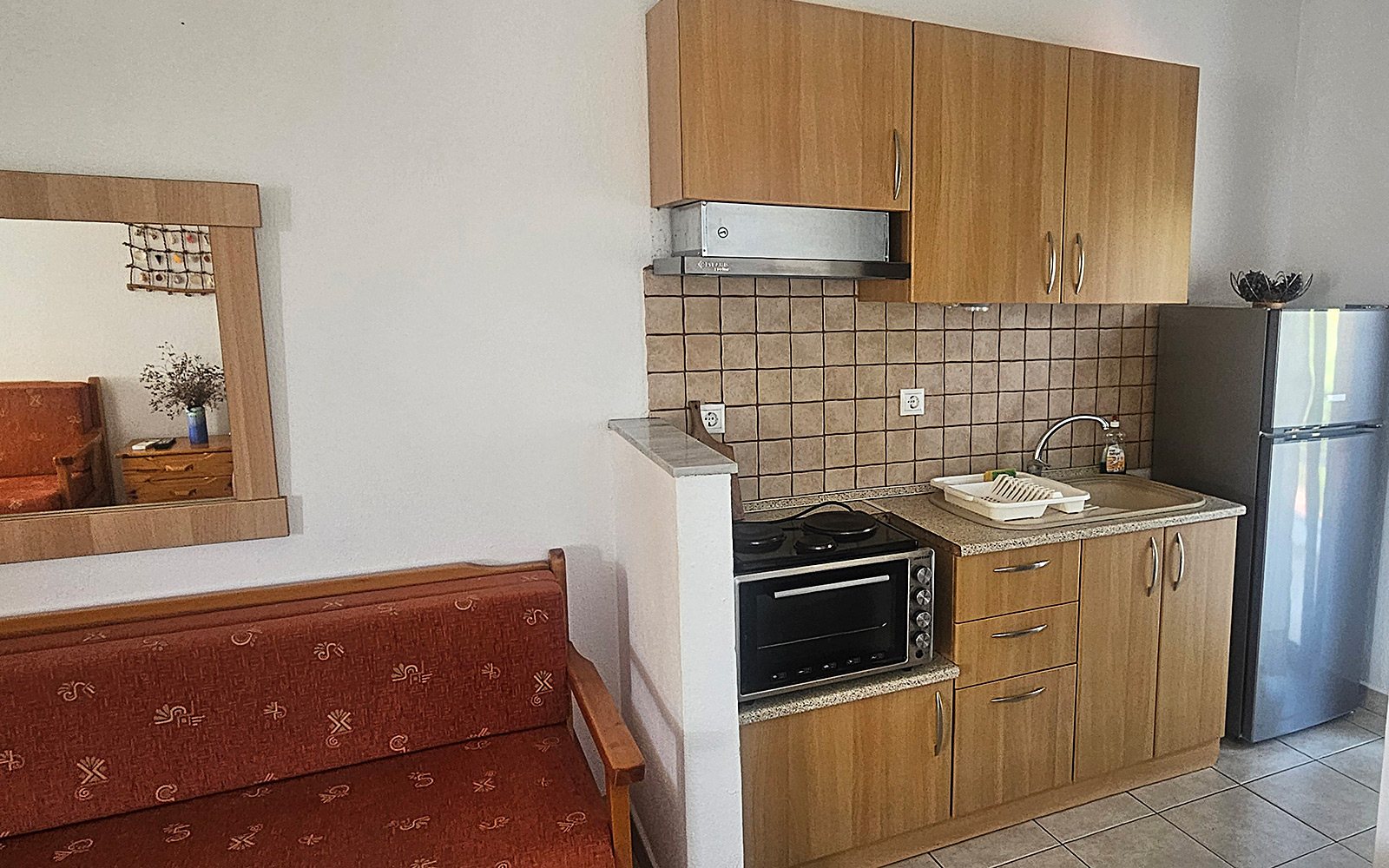 Kitchenette and sofa seating in Classic Studio No34 at Bloomora.