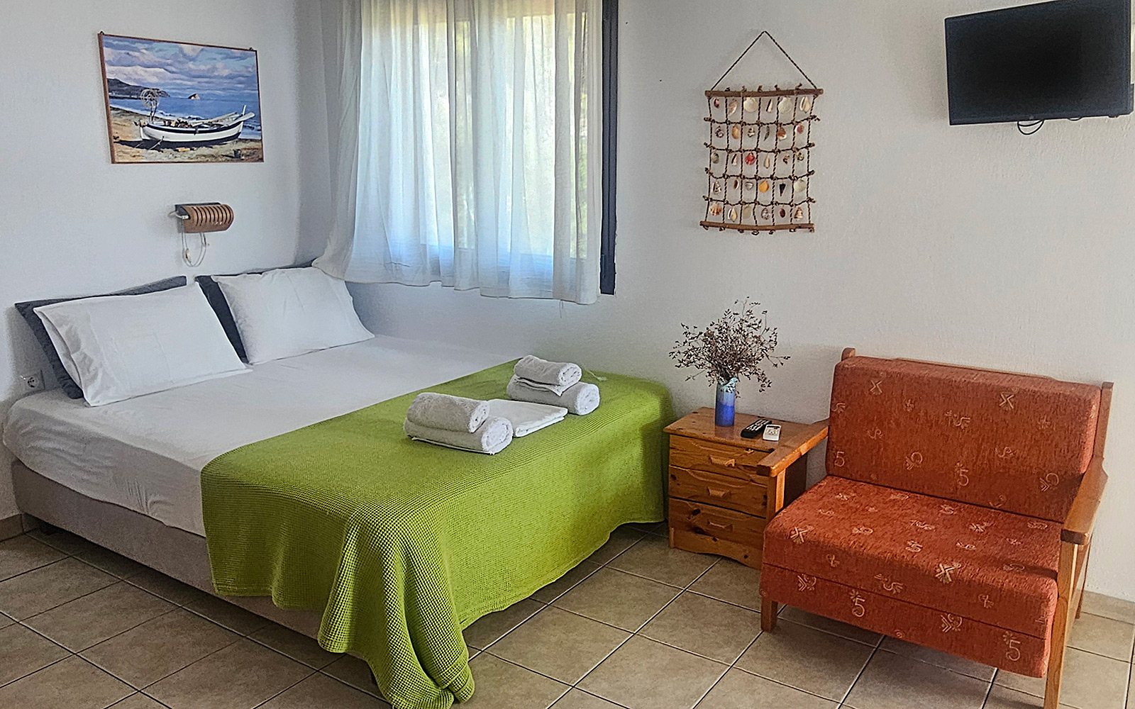 Double bed with sofa seating in Classic Studio No34 at Bloomora.