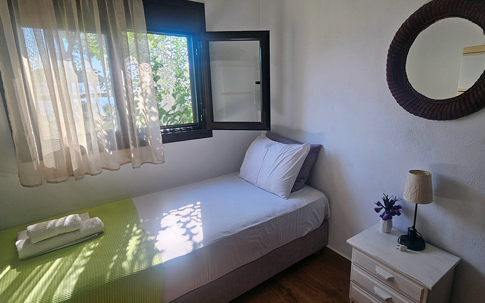 Μονό κρεβάτι με φυσικό φως στο Deluxe Studio No02 στο Bloomora.