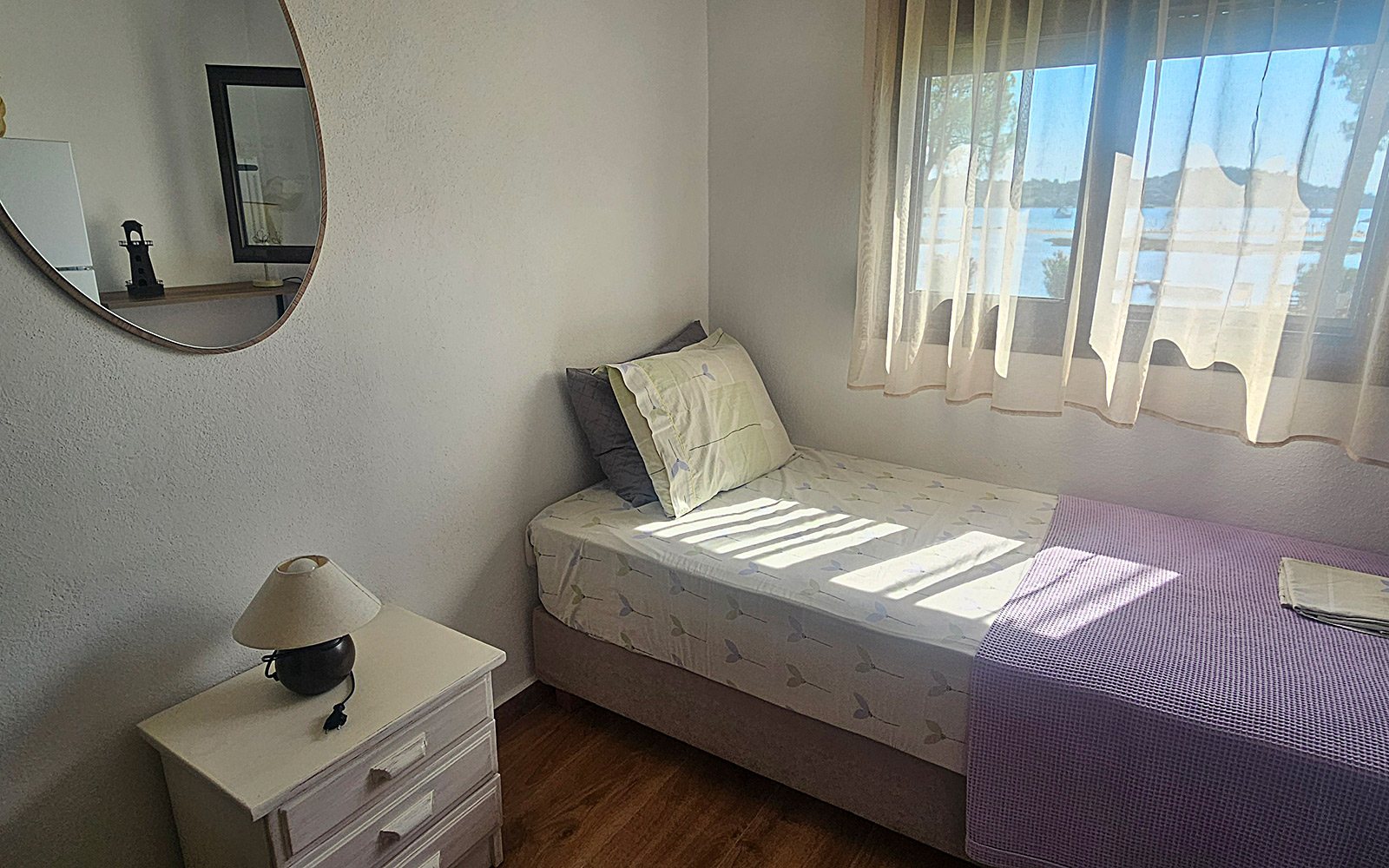 Μονό κρεβάτι με φυσικό φως στο Deluxe Studio No03 στο Bloomora.