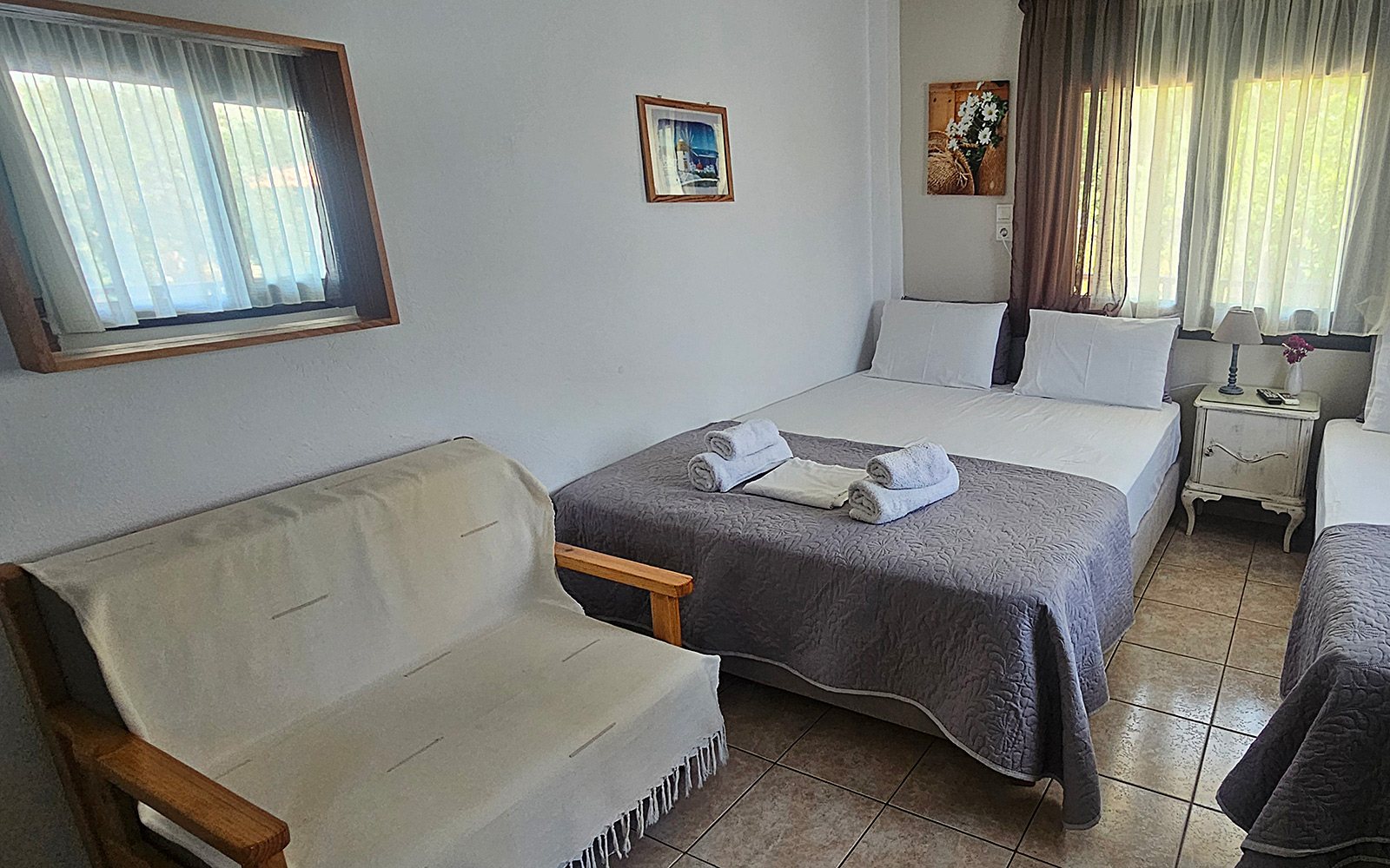 Ενιαίος χώρος Junior Studio με διπλό κρεβάτι, ντουλάπα, καθιστικό και πρόσβαση στο μπαλκόνι στο Bloomora.