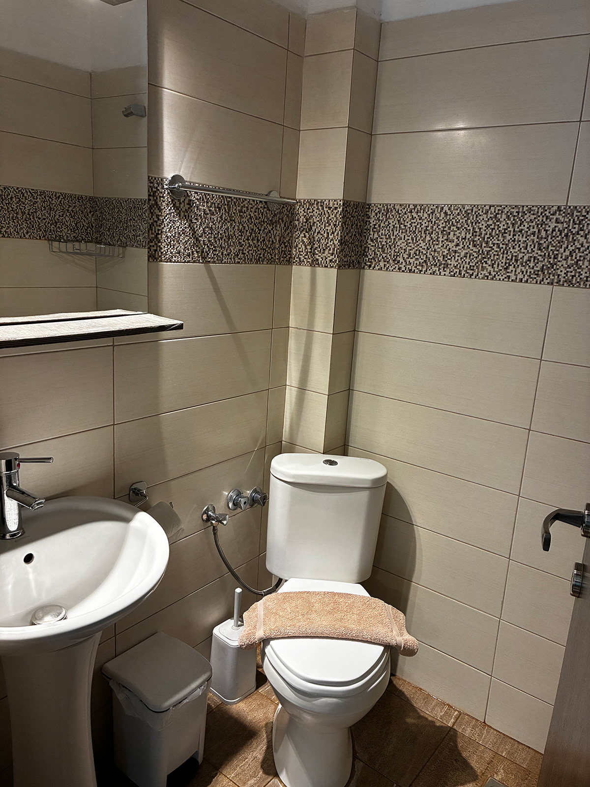 Bathroom with shower, sink and toilet in Junior Studio No1.