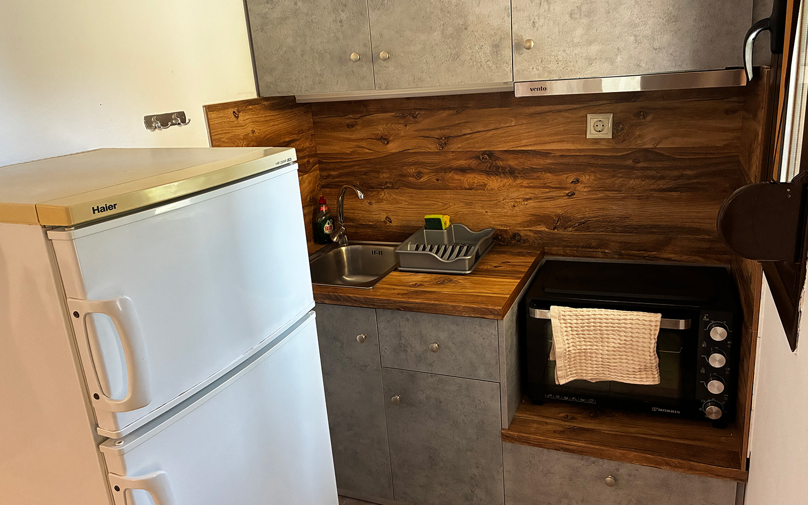Kitchenette with refrigerator, sink and cooking area in Junior Studio No1.