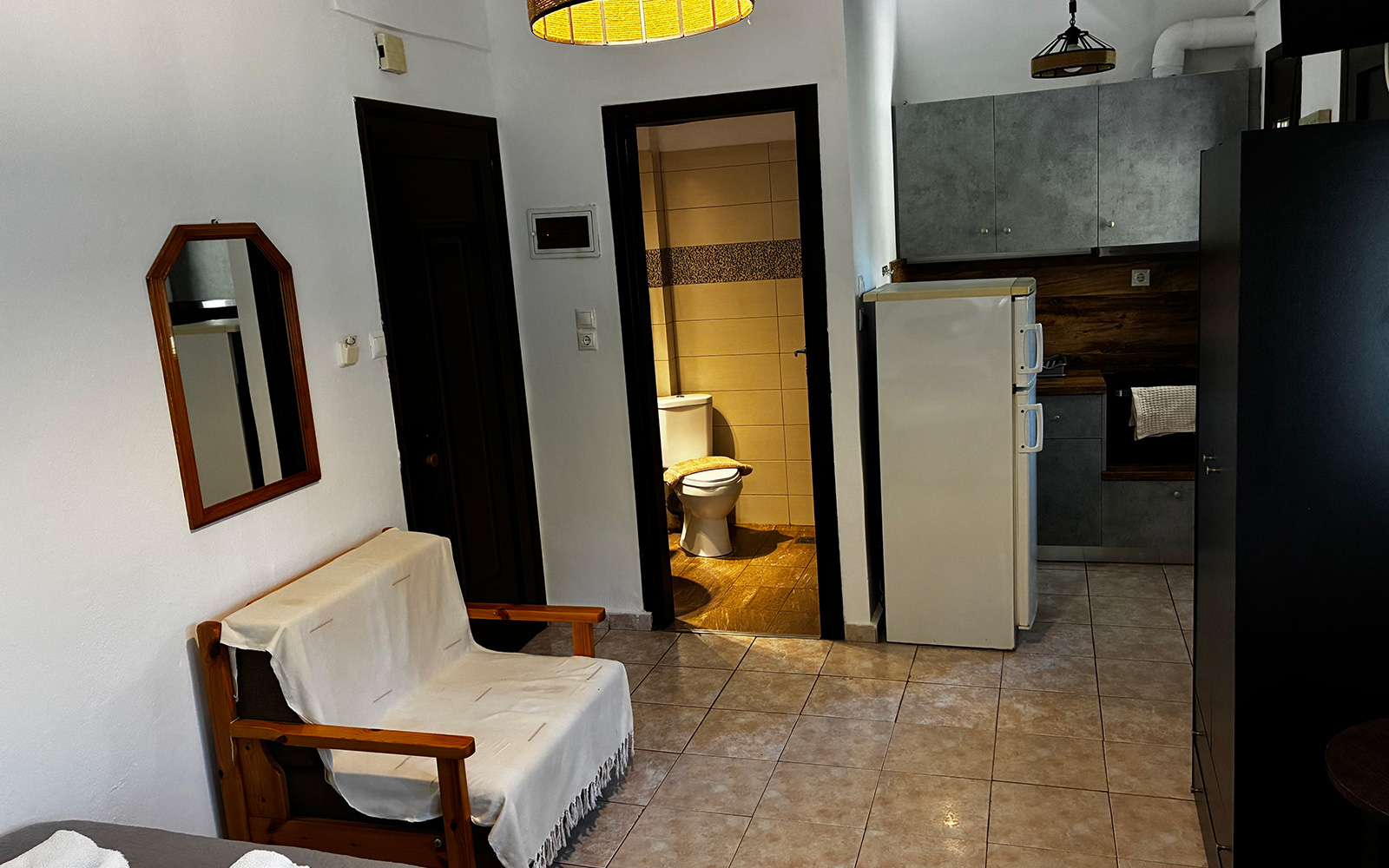 Open-plan living space with seating, kitchen and bathroom access in Junior Studio No1.