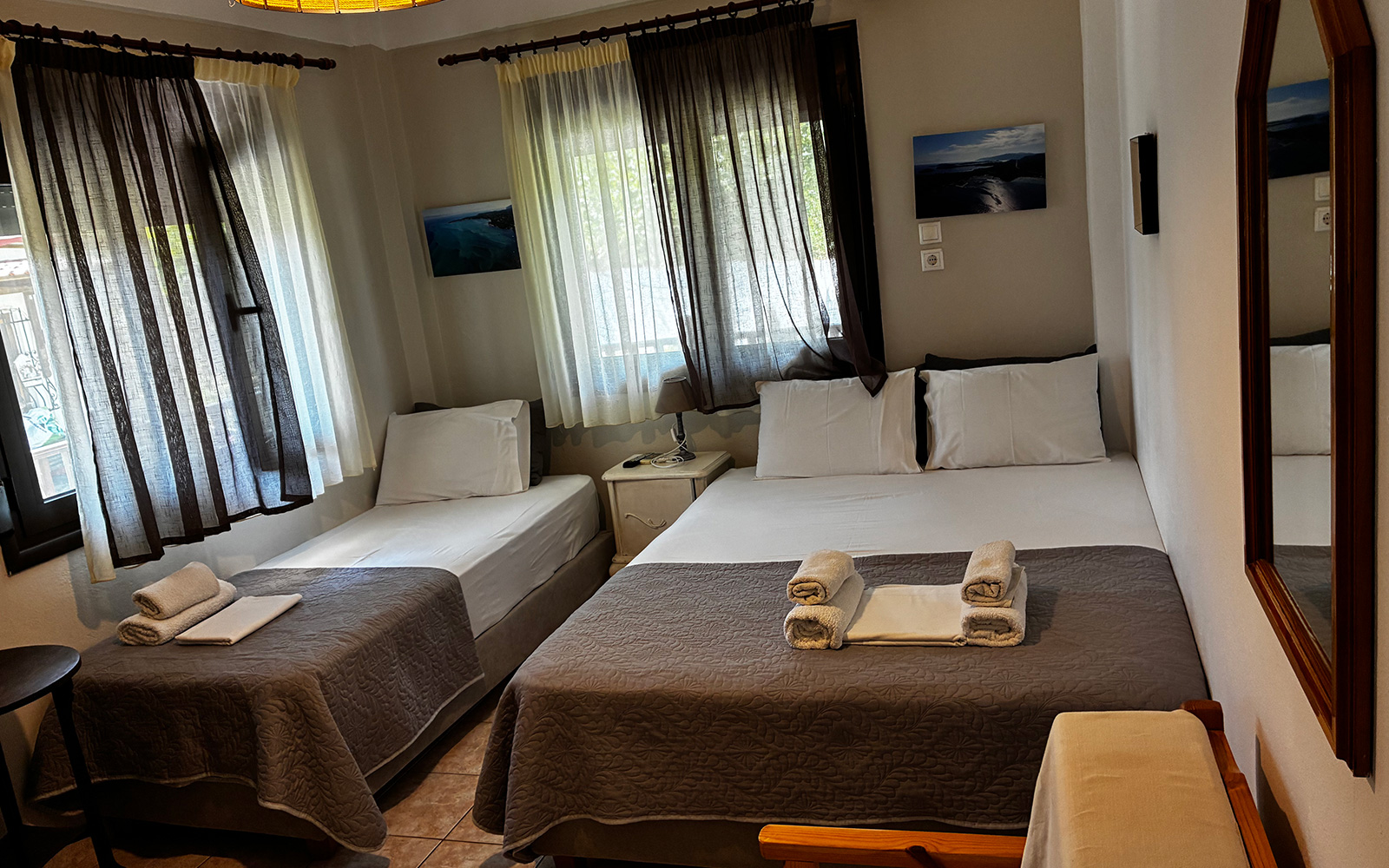 Sleeping area with double bed and single bed in Junior Studio No1.