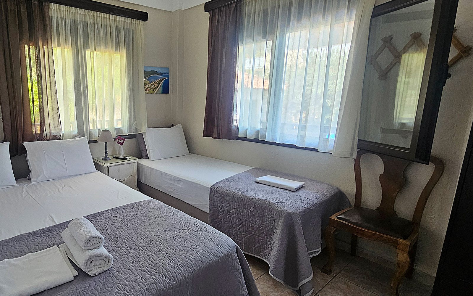 Sleeping area with single bed and natural light in Junior Studio No04 at Bloomora.