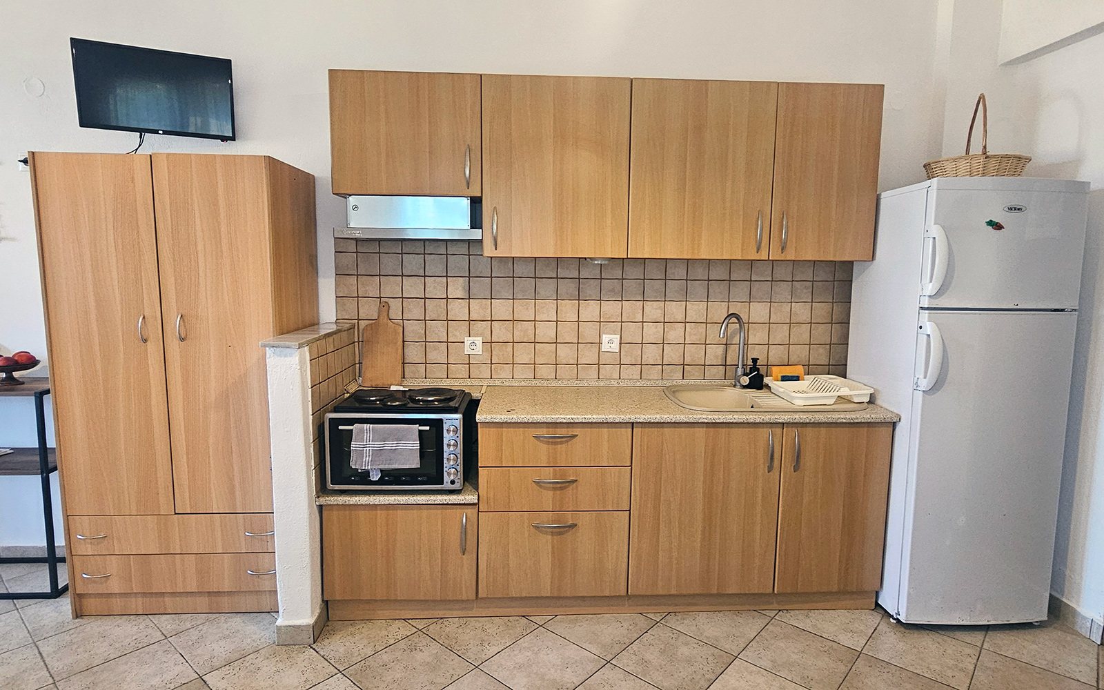 Kitchenette with cooking area and refrigerator in Terrace Studio No13 at Bloomora.