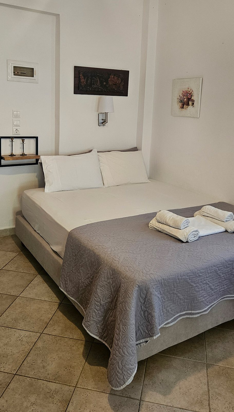 Double bed with towels in Terrace Studio No13 at Bloomora.